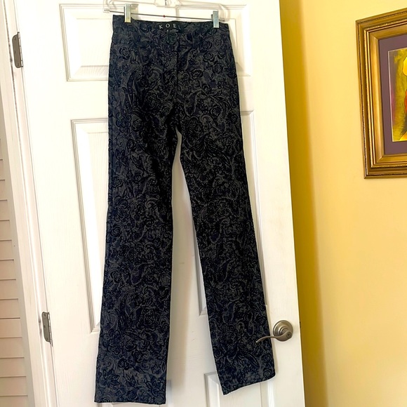 NWOT KOEL size cotton spandex. Inseam 32”. 2 back pockets button front - Picture 2 of 5